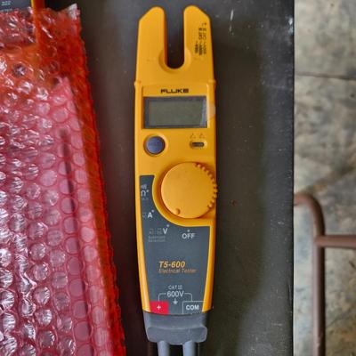 3 Fluke Testers, 117 True RMS 322, Clamp Meter , T5-660 Electrical Tester All power up with booklet