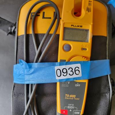 3 Fluke Testers, 117 True RMS 322, Clamp Meter , T5-660 Electrical Tester All power up with booklet