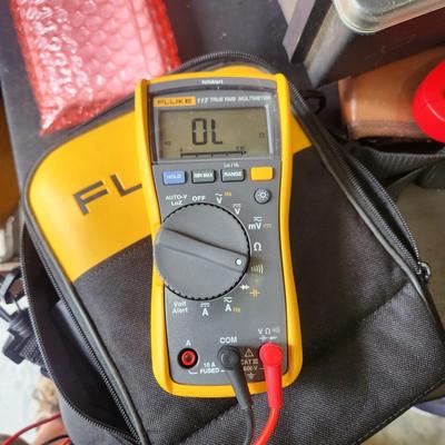 3 Fluke Testers, 117 True RMS 322, Clamp Meter , T5-660 Electrical Tester All power up with booklet