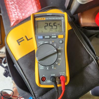 3 Fluke Testers, 117 True RMS 322, Clamp Meter , T5-660 Electrical Tester All power up with booklet