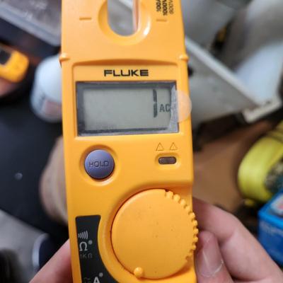 3 Fluke Testers, 117 True RMS 322, Clamp Meter , T5-660 Electrical Tester All power up with booklet