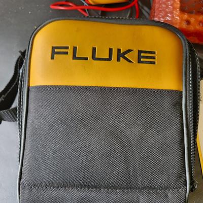 3 Fluke Testers, 117 True RMS 322, Clamp Meter , T5-660 Electrical Tester All power up with booklet