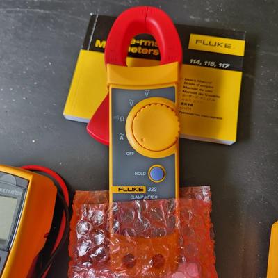 3 Fluke Testers, 117 True RMS 322, Clamp Meter , T5-660 Electrical Tester All power up with booklet