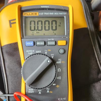 3 Fluke Testers, 117 True RMS 322, Clamp Meter , T5-660 Electrical Tester All power up with booklet