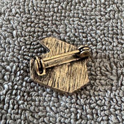 Royal Navy Association (RNA) pin.