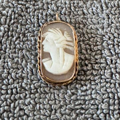 Carved cameo pendant
