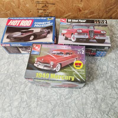 5 Car Model Kits 3 sealed, Pink VW and Vet is open box