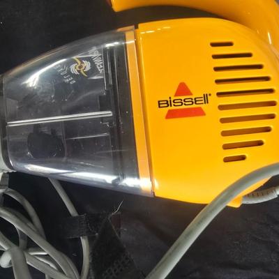 SMALL BISSELL CLEANVIEW DELUXE HAND VACUUM