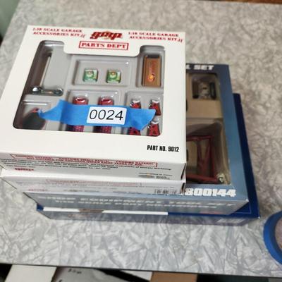 Lot of 4 GMP 1:18 Scale Models Shop Equipment Tool set , Garage Accessories Set , Parts Set, Super Lift
