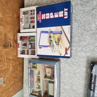 Lot of 4 GMP 1:18 Scale Models Shop Equipment Tool set , Garage Accessories Set , Parts Set, Super Lift