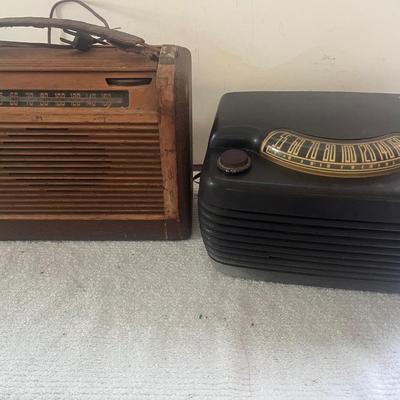 Vintage Phili Tube Radio / Wood Radio