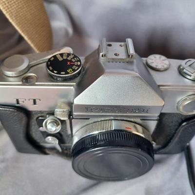 Sale Photo Thumbnail #170: Cameras and 2 bags. Minolta Maxxum 5000 with Promatuc flas, Petri FT, Vista view deluxe 110 camera, and Vintage Heiland flash and lens