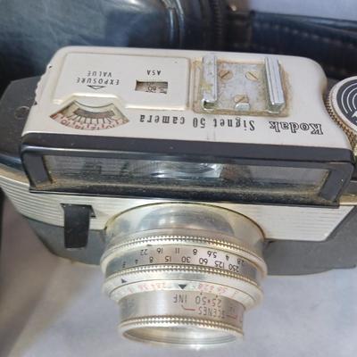 Sale Photo Thumbnail #176: cameras. Vivitar Focus free PN2011, Vivitar 150, Kodak Signet 50, Capital MX-11, Brownie Target Six-16 With cases. A total of 5 cameras