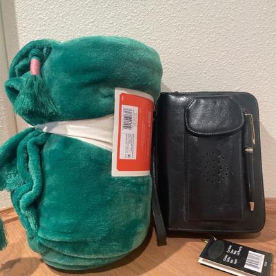 Green blanket and organizer with tags