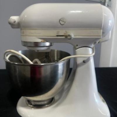 OLDER MODEL KITCHENAID STAND MIXER WITH ROOSTER COVER