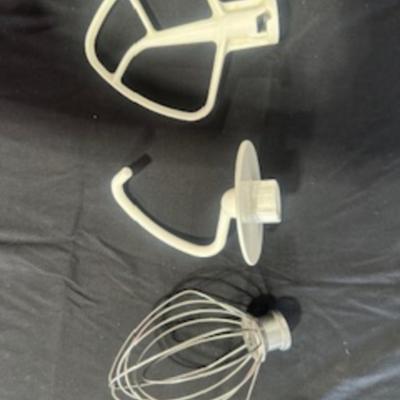 OLDER MODEL KITCHENAID STAND MIXER WITH ROOSTER COVER
