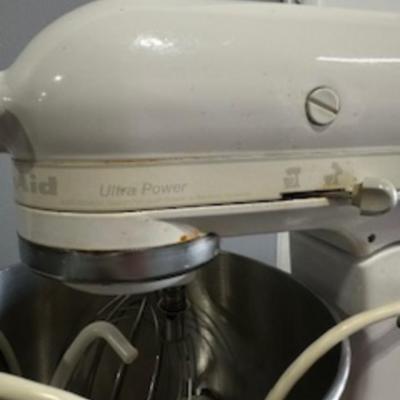 OLDER MODEL KITCHENAID STAND MIXER WITH ROOSTER COVER