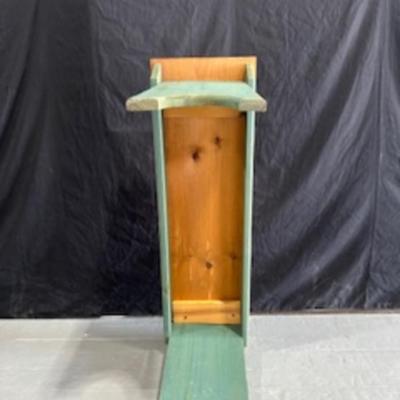 SMALLER APPLE THEMED BENCH