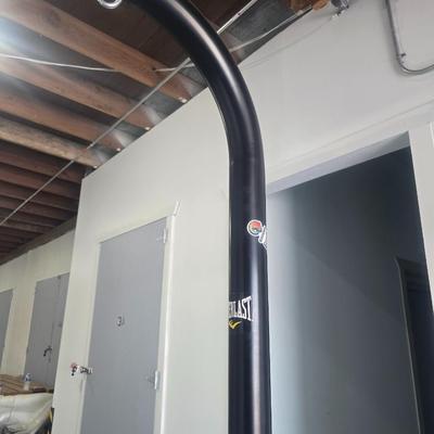 FREE STANDING EVERLAST PUNCHING BAG WITH FRAME ON WHEELS