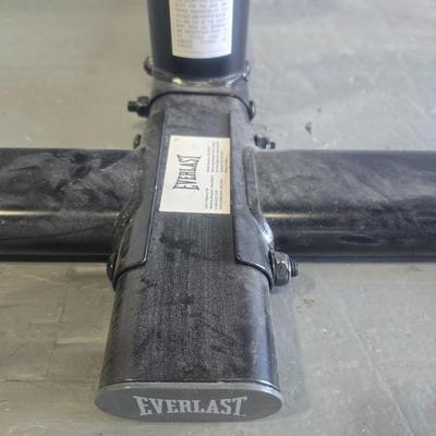 FREE STANDING EVERLAST PUNCHING BAG WITH FRAME ON WHEELS