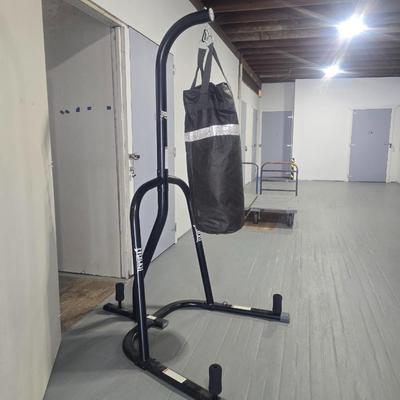 FREE STANDING EVERLAST PUNCHING BAG WITH FRAME ON WHEELS