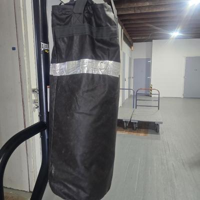 FREE STANDING EVERLAST PUNCHING BAG WITH FRAME ON WHEELS