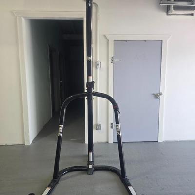 FREE STANDING EVERLAST PUNCHING BAG WITH FRAME ON WHEELS