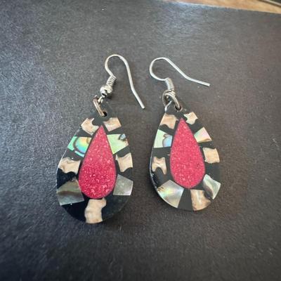 Eye-catching teardrop-shaped dangle earrings.
