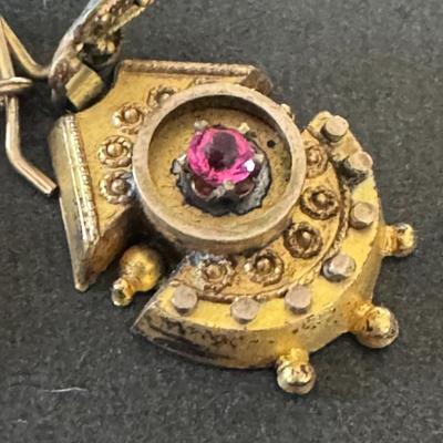 Vintage pair of earrings