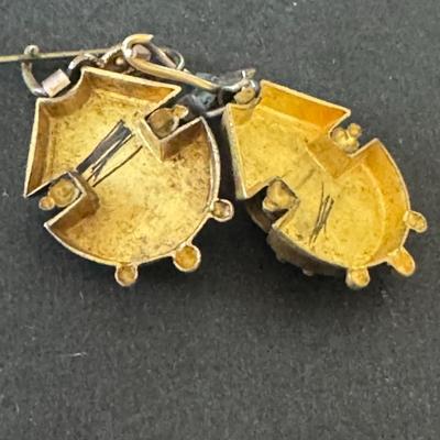 Vintage pair of earrings