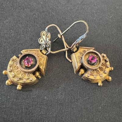 Vintage pair of earrings