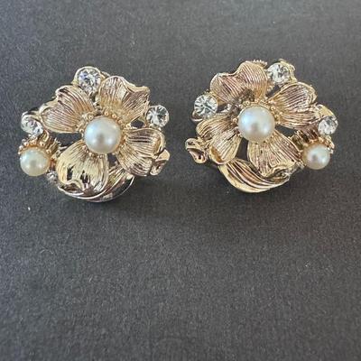 LISNER vintage flower-shaped earrings, clip-on