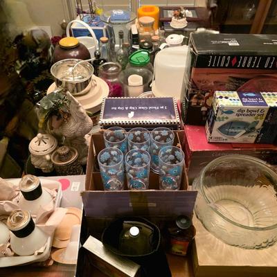 Sale Photo Thumbnail #90: Miscellaneous kitchen items. Must take entire lot.
