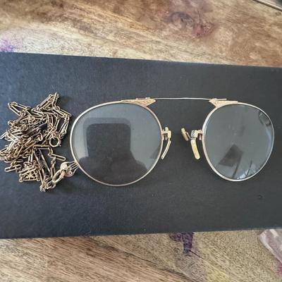 PINCE-NEZ eyeglasses, "A fashionable symbol of intellect"