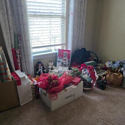 Sale Photo Thumbnail #127: Holiday Trim lot, wrapping, ribbon, decor and floral including large 38" wreath