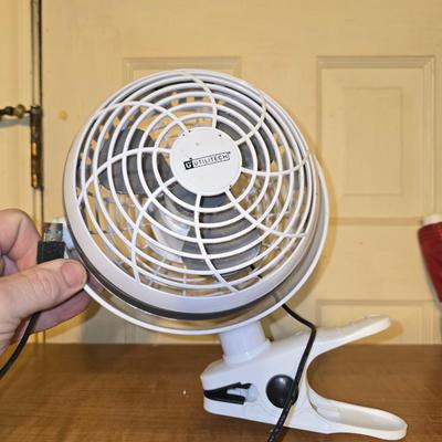 Fans 110v and a usb