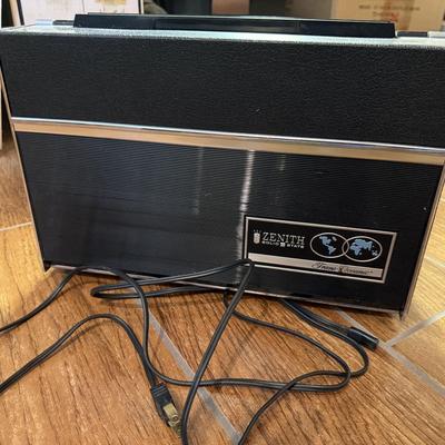 Vintage 1969 Zenith 11 Band Radio - works!