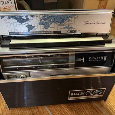 Vintage 1969 Zenith 11 Band Radio - works!
