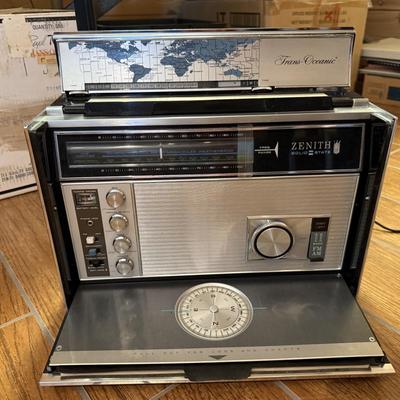 Vintage 1969 Zenith 11 Band Radio - works!