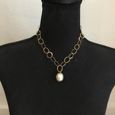 Beautiful gold tone faux pearl very elegant necklace very beautiful