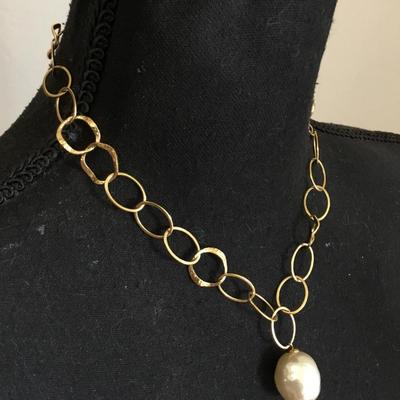 Beautiful gold tone faux pearl very elegant necklace very beautiful