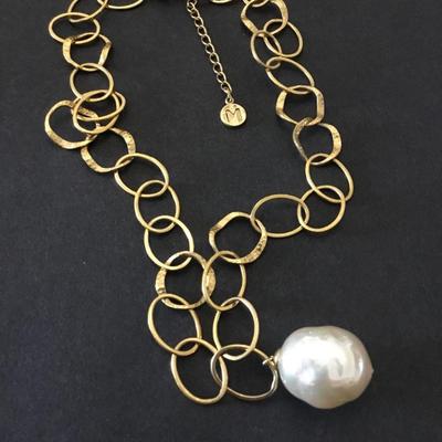 Beautiful gold tone faux pearl very elegant necklace very beautiful