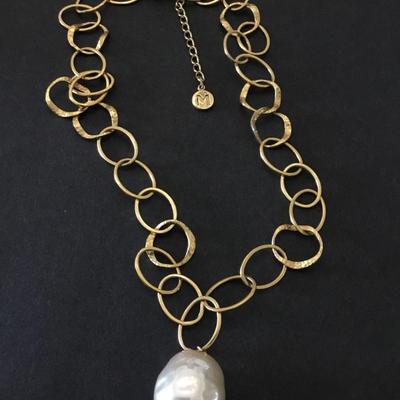 Beautiful gold tone faux pearl very elegant necklace very beautiful