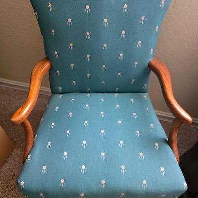 Early American Octagon End Table with 2 chairs
