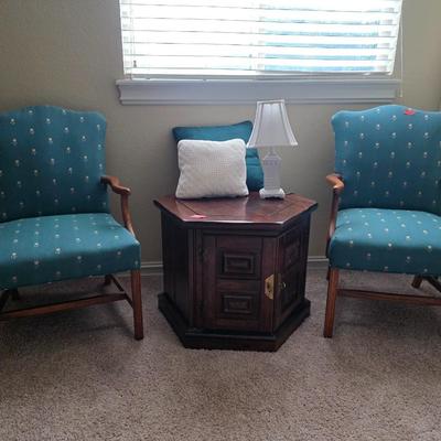 Early American Octagon End Table with 2 chairs