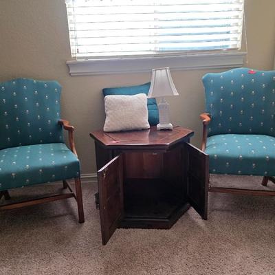 Early American Octagon End Table with 2 chairs