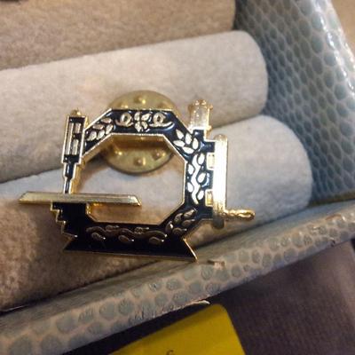 Sale Photo Thumbnail #236: Sewing machine brooches- vintage machines