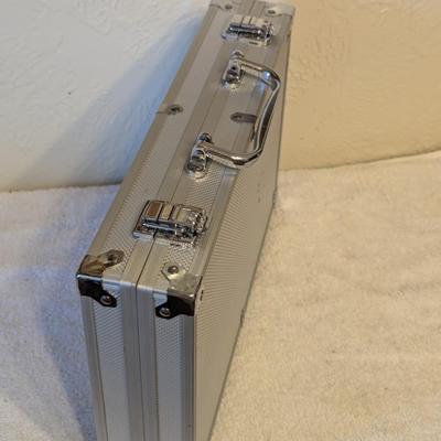 Poker Chips and cards in aluminum case