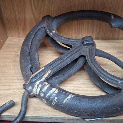 Antinue Cast Iron Well Pulley wheel