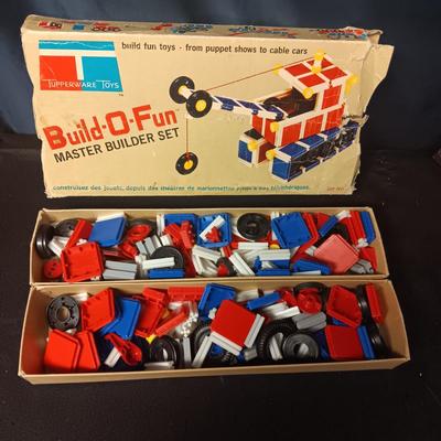 TUPPERWARE TOYS "BUILD-O-FUN MASTER BUILDER SET"